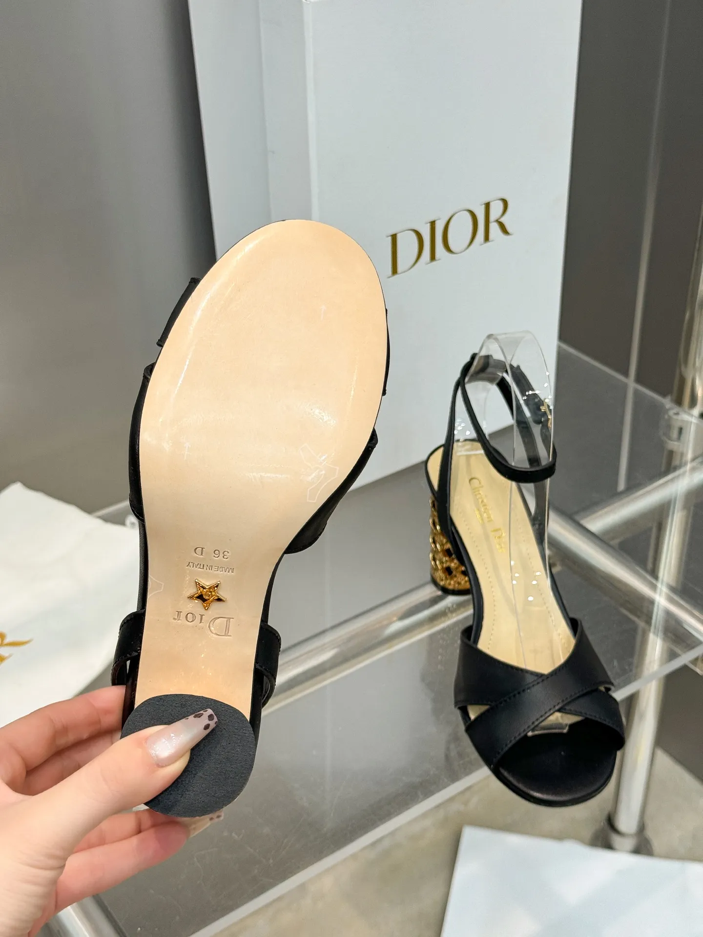 👟👟Ex-factory price 560👟👟 Dior 2024 autumn and winter new Icon series cylindrical heel ankle strap women's shoes CD star same style high-heeled round toe cross strap color matching sandals Material: imported full-grain calfskin upper + water-dyed sheepskin lining feet + Italian genuine leather outsole Heel height: 8.5CM Size: 35-42 Standard code (40.41.42. Customized, non-refundable)